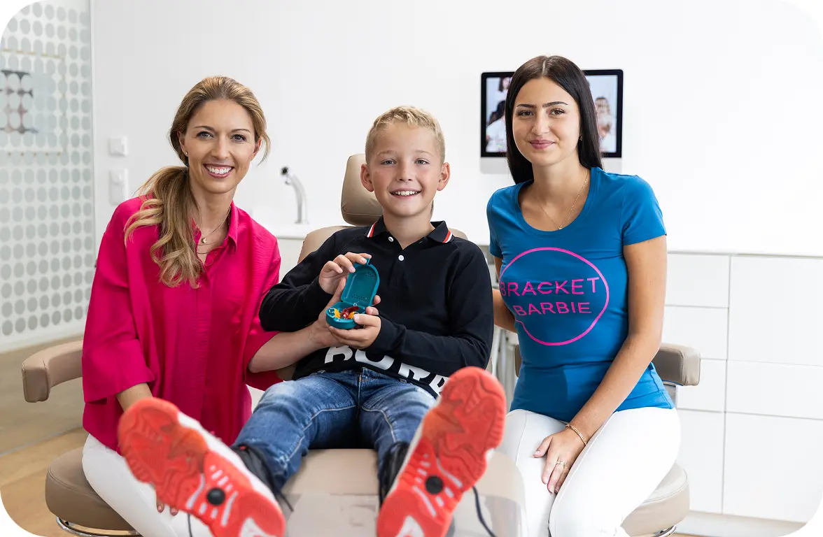 Die herausnehmbare Zahnspange – oft auch als lockere oder lose Zahnspange bezeichnet wird von Patient gezeigt