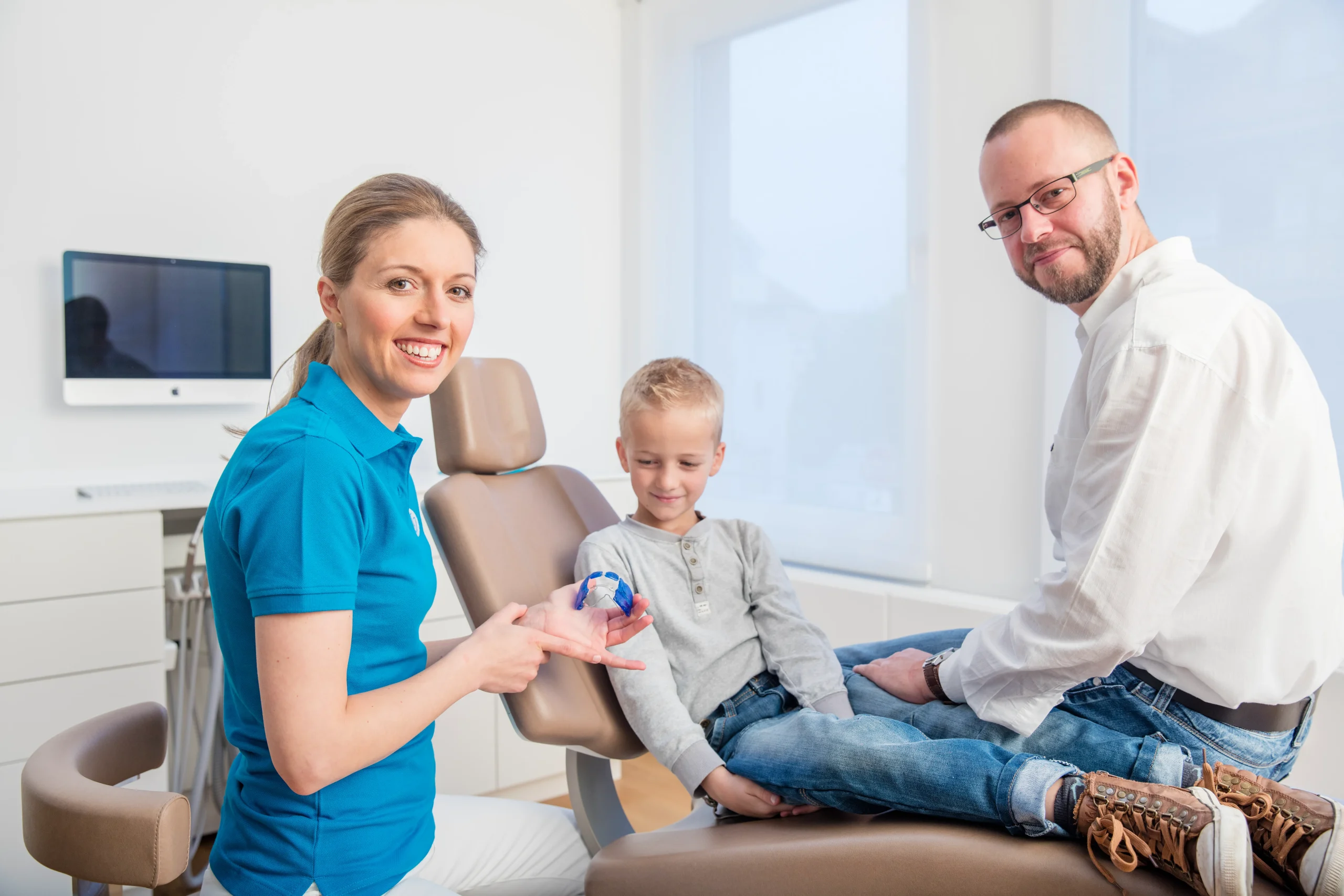 erster Termin herausnehmbare Zahnspange mit Vater und Kind.