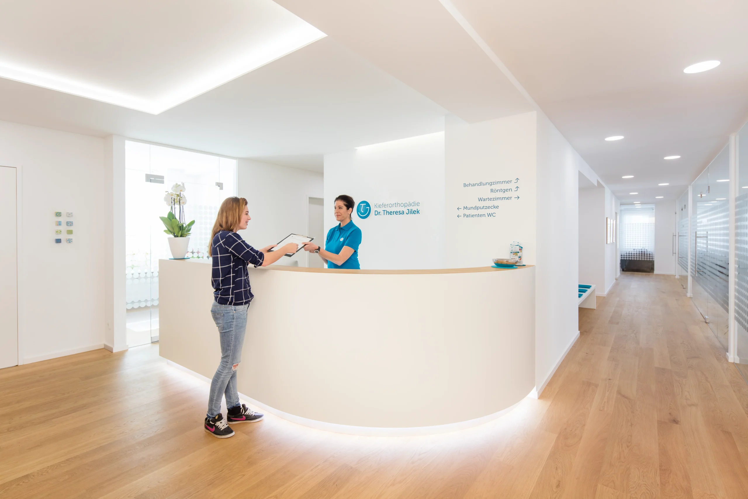 Freundliche Patientenkommunikation am Empfangsbereich der KFO Praxis München Süd