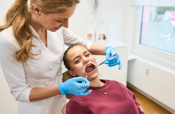 Als Master of Science Lingual Orthodontics behandelt Dr. Jilek eine junge Patientin mit der Lingualtechnik auf höchstem Niveau.