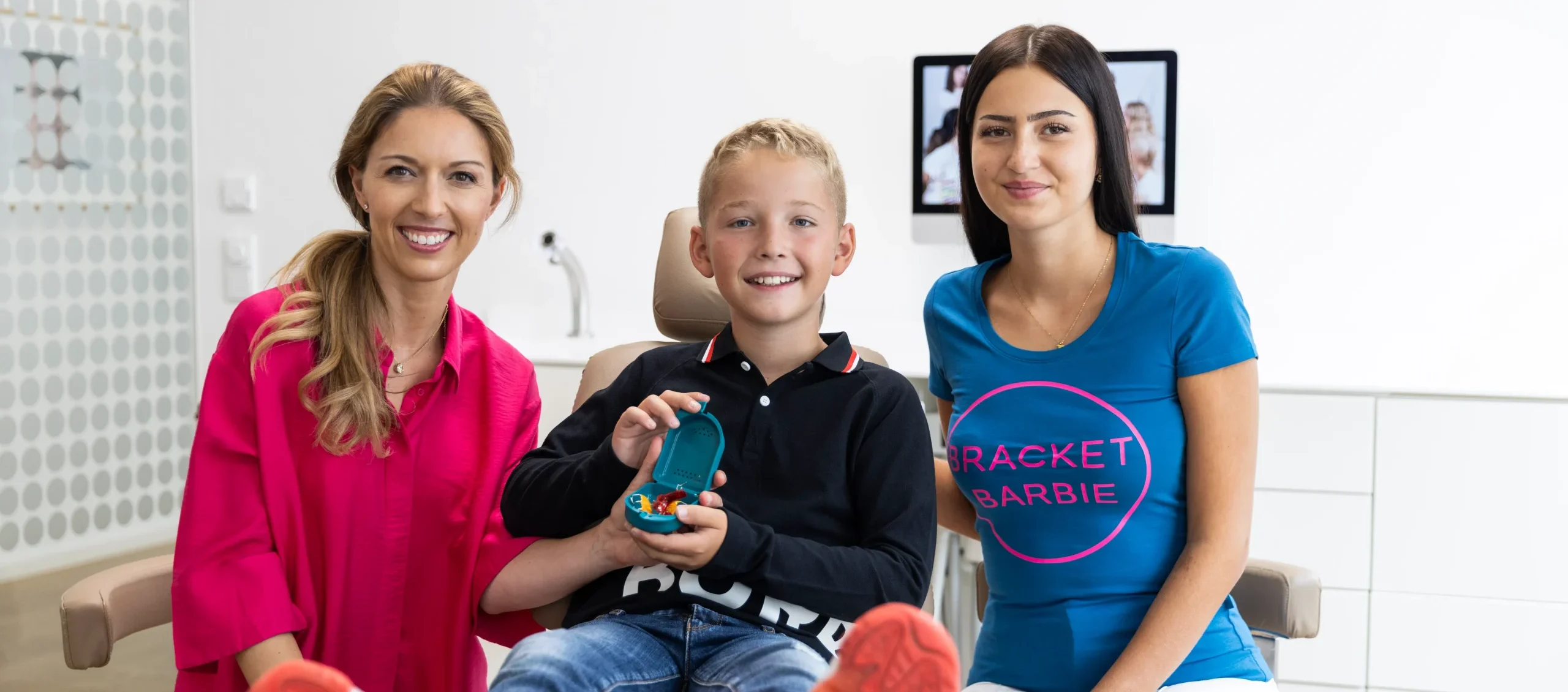 Kind ist happy über seine funktionskieferorthopädisches Gerät für ganzheitliche Kieferorthopädie für Kinder