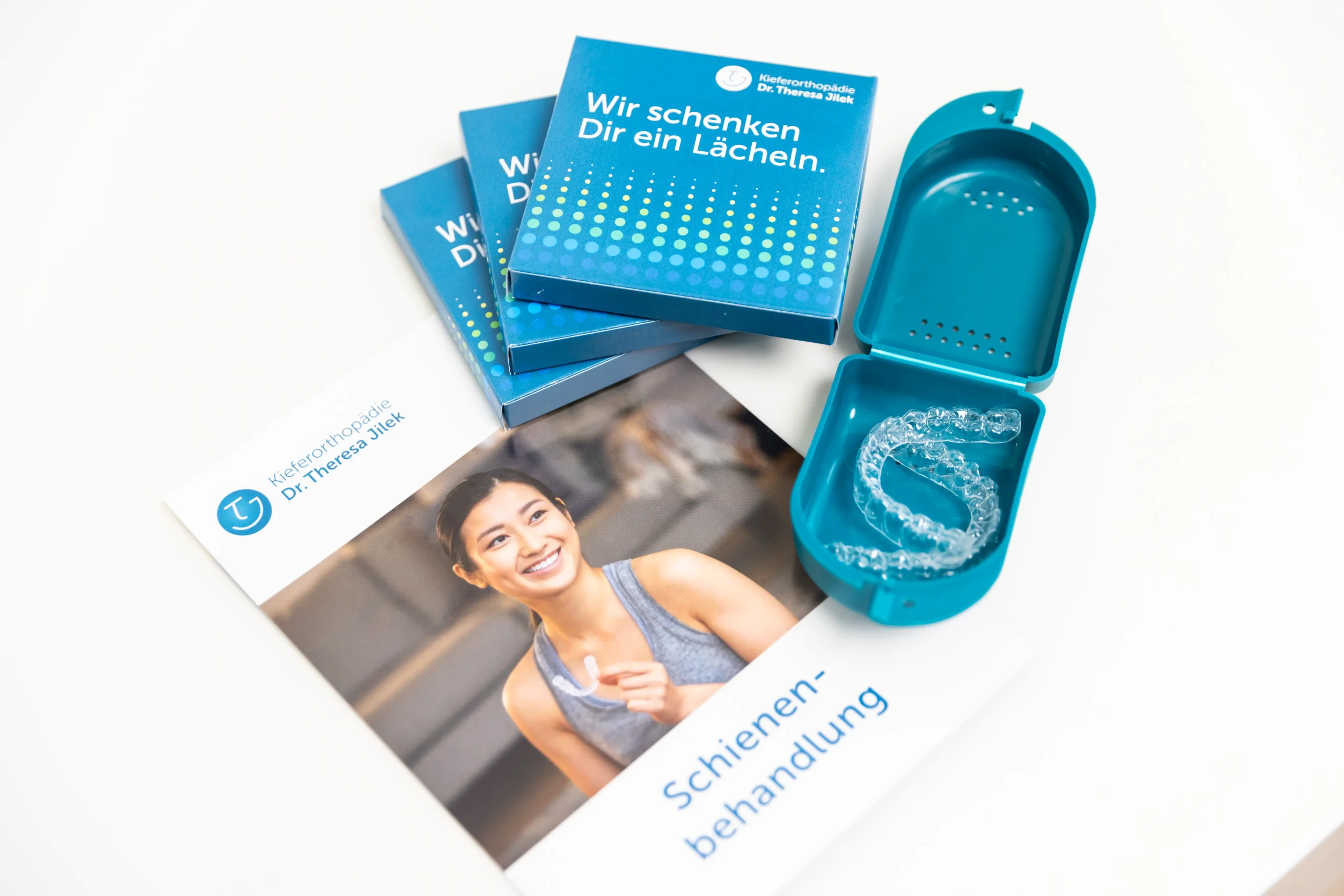 Erstset Aligner mit Alignern, Aufbewahrungsboxen, Spangenbox und Erklärblatt für eine professionelle Aufklärung Aligner und Einführung