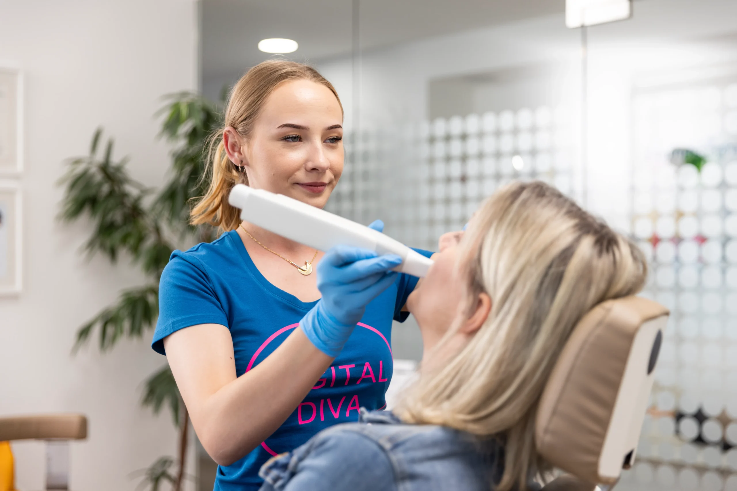 Als moderne Zahnarztpraxis erstellen wir bei einer Patientin einen Intraoralscan