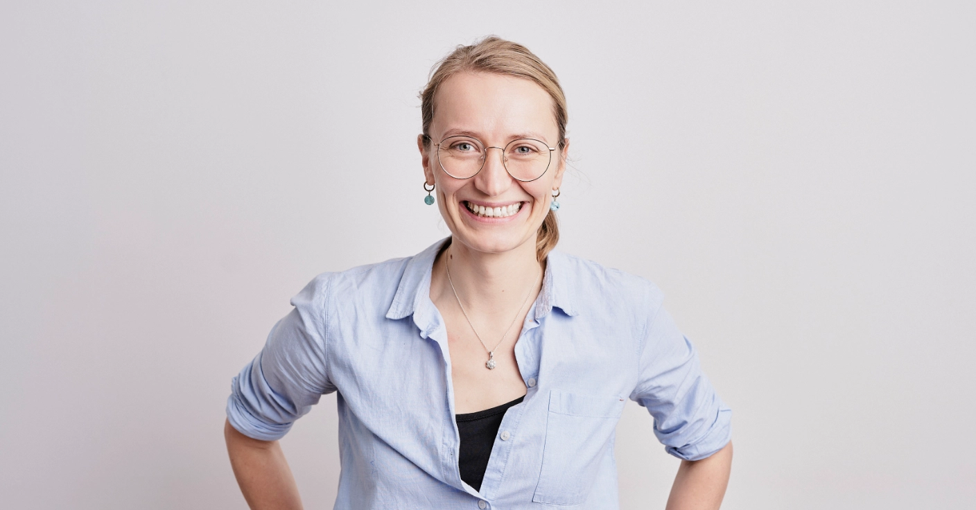 Patientin mit Alignern CMD, auch unsichtbare Zahnspangen genannt