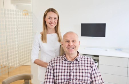 ganzheitliche Kieferorthopädin Dr. Welker und zufriedener Patient, da dank CMD Therapie München Süd keine Kiefergelenkschmerzen und Tinnitus mehr vorhandne sind.