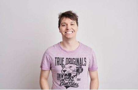 junger Mann mit attraktiven Lächeln ist glücklich über seine Zahnkorrektur